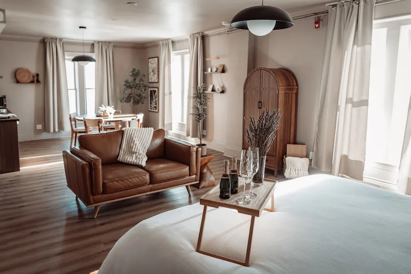 The Queenie - 3 minute walk from Avenir Centre - Image 1