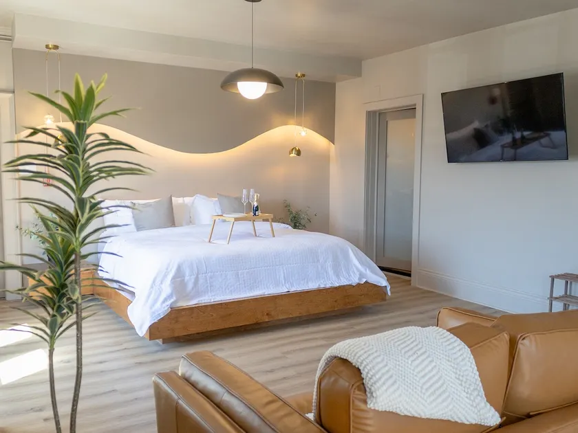 The Queenie - 3 minutes walk from Avenir Centre - Image 1