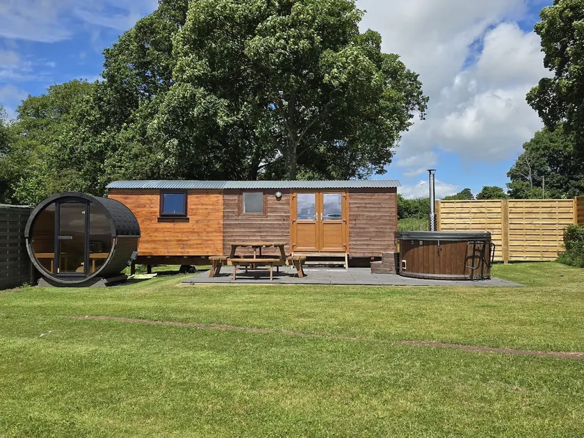 Vale View Glamping (Hot Tub) - Image 1