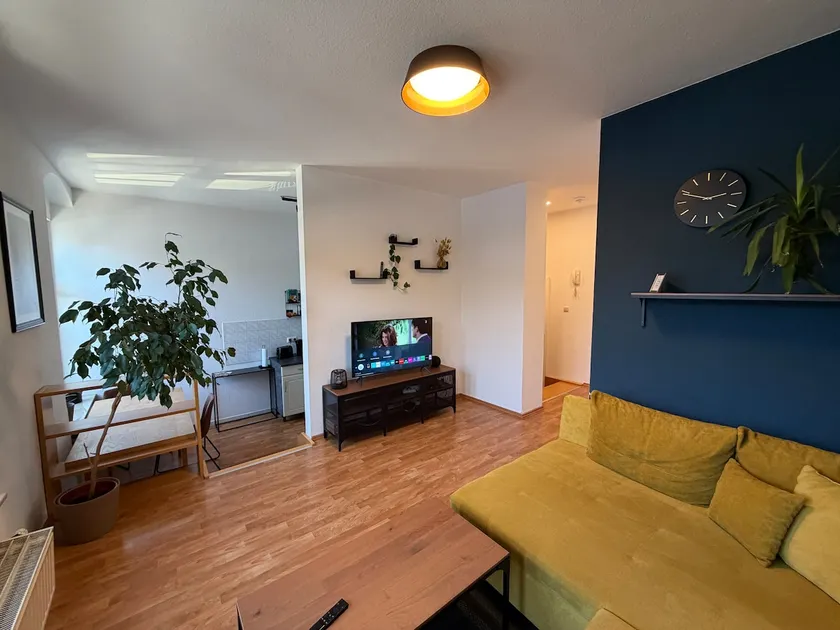 Cozy 2-room apartment with balcony - Image 1