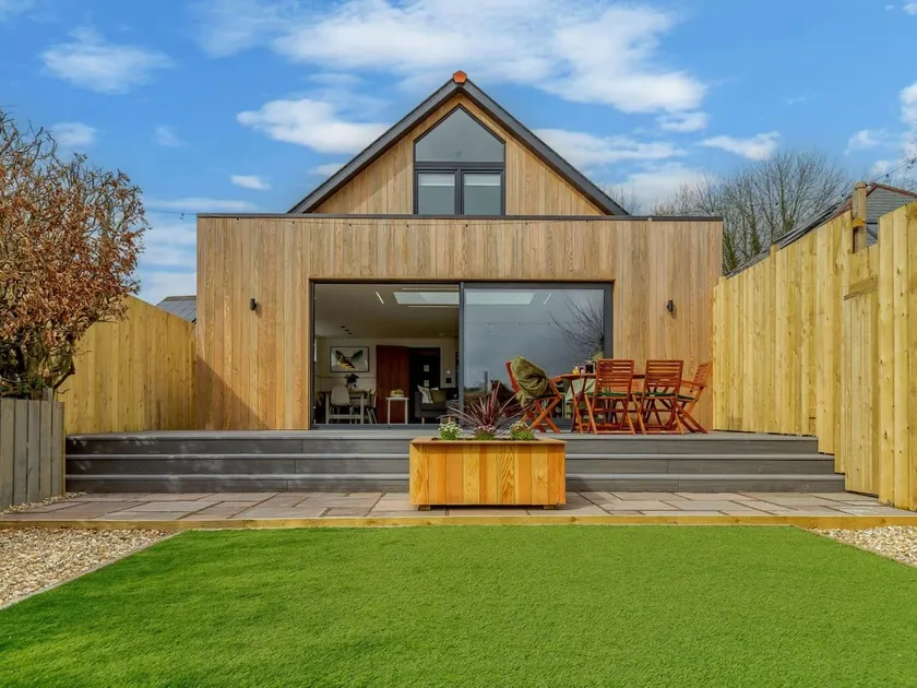 3 Bed in Holsworthy oc-90721 - Image 1