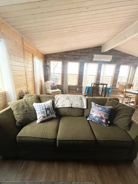 Cozy Lakefront Cottage - Image 1