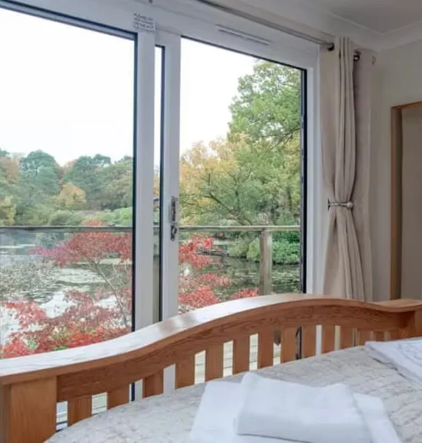 Over Lake Getaway Hot Tub Home Sleeps 6 People - Image 1