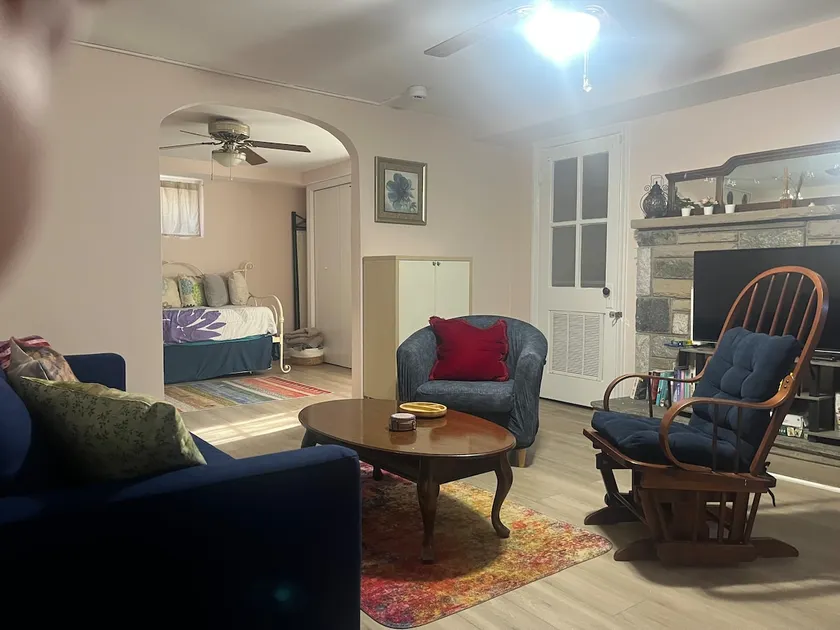 Large Apartment Sleeps 4-6 * Walk to Metro, Shops - Image 1