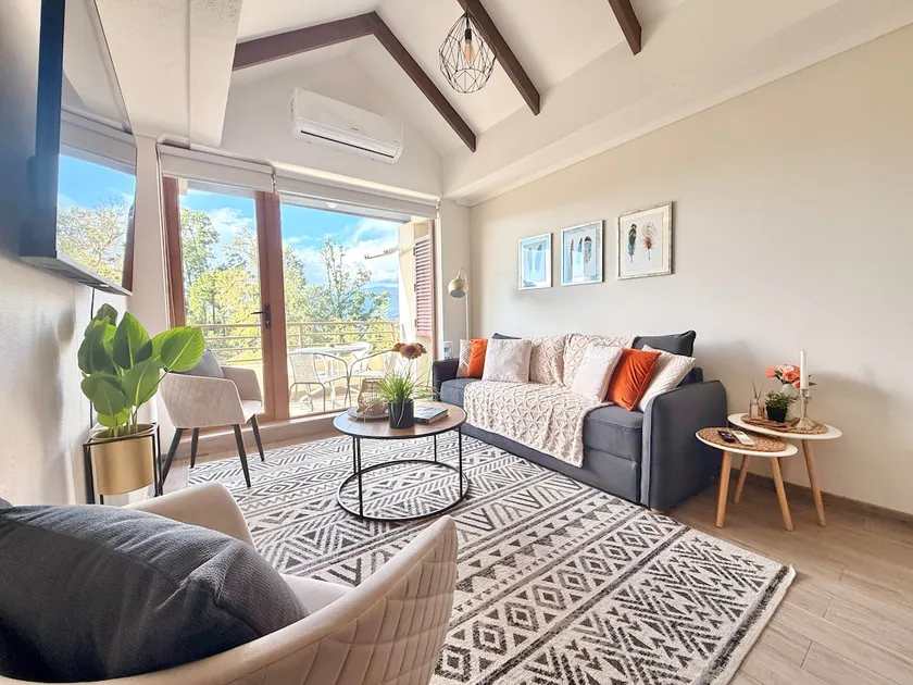 Cozy and well-equipped place in Pucón: AC, views, and parking - Image 1