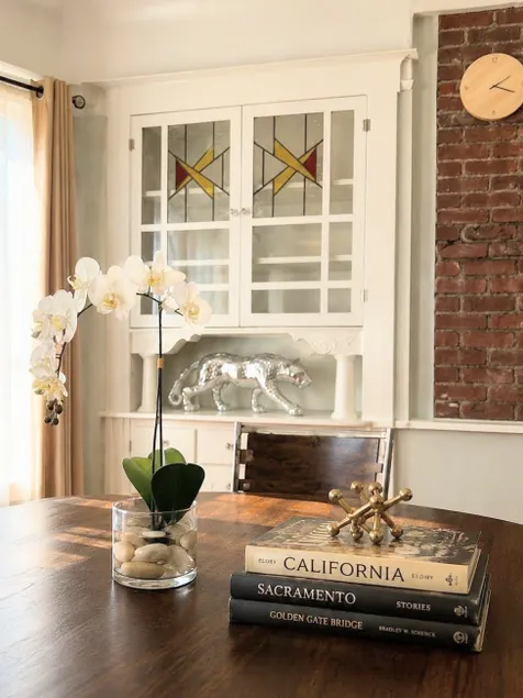 Midtown 2-Bedroom Flat | Steps to Ice Blocks - Image 1