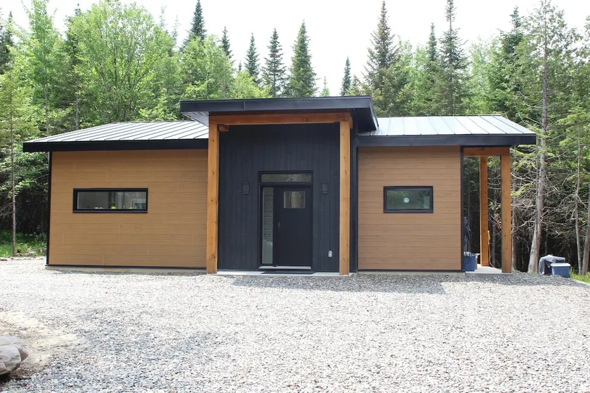 The chalet has a Smiley and Spa - Image 1