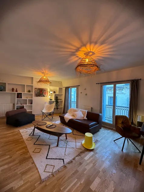 Ideally located, warm and quiet. Parking - Image 1