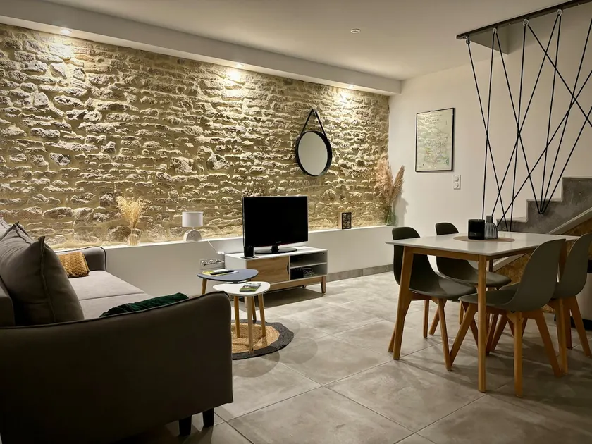 Renovated barn in duplex, ideally located - Image 1