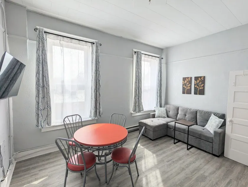 Quaint 1BR with Kitchenette, Free Laundry - Image 1