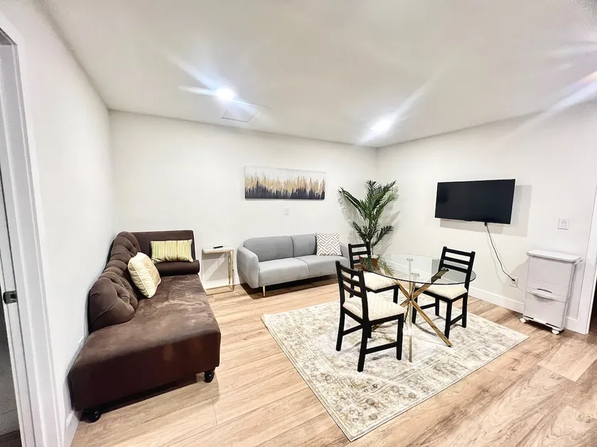 Cozy 2B2B with private entrance - Image 1