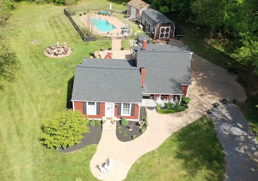 Red Rooster Cottage with hot tub and seasonal pool - Image 1