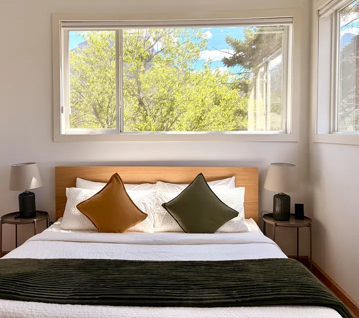 Mount View Retreat near Canmore |King bed |Balcony - Image 1