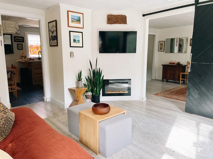 Cute, Quiet, Art-Filled Apt. - Image 1