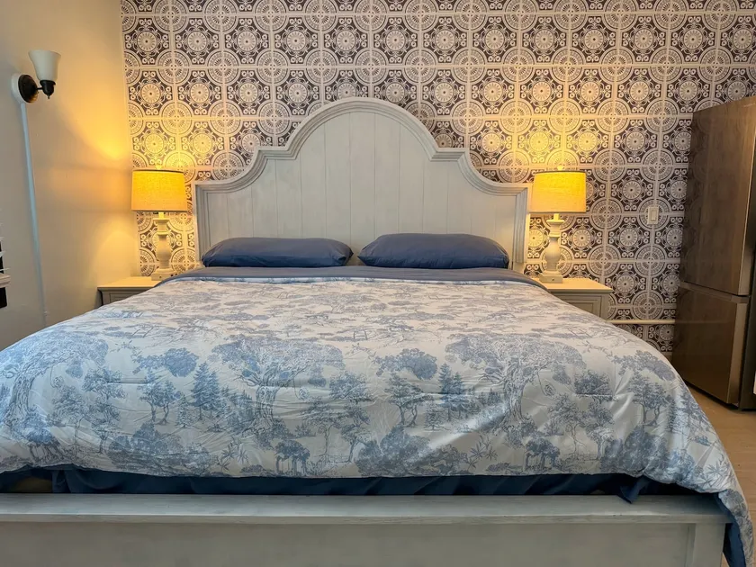 Blue Haven: King Bed, 55” TV, Downtown (LOCATiON) - Image 1