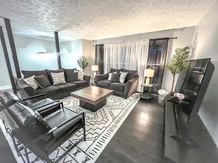 Cozy & Sleek 3 bd 3 b Sleeps 8 - Image 1