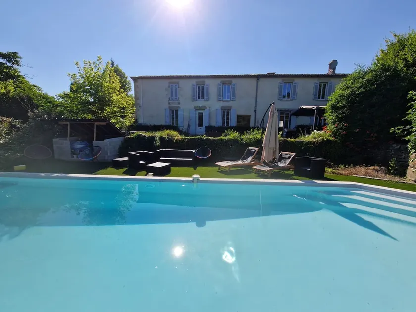 Spacious house – Swimming pool – 6000 m² park - Image 1
