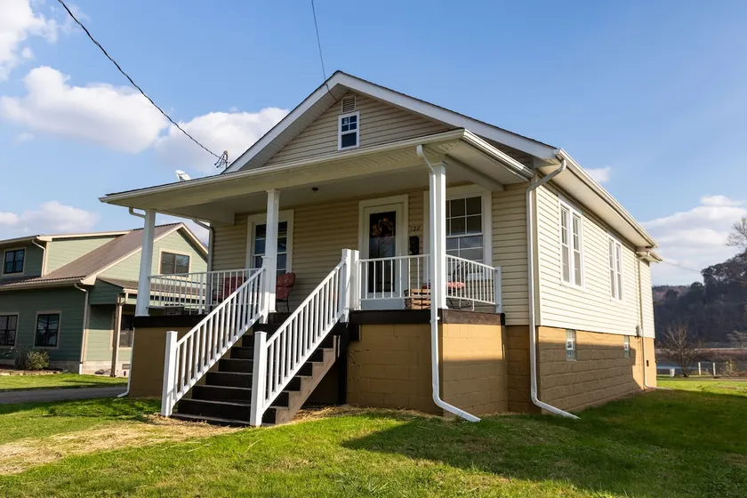Cozy home overlooks Ohio River - Image 1