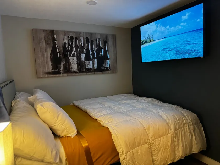 Wine House - Sleeps 6 - Image 1