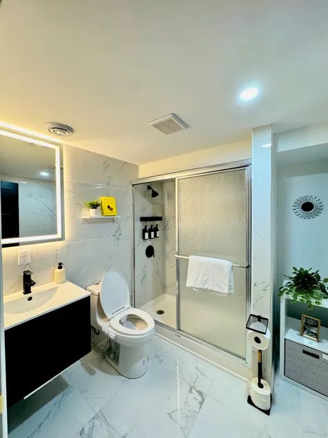 Luxury 2BR Near Airport & Downtown – Sleeps 6! - Image 1