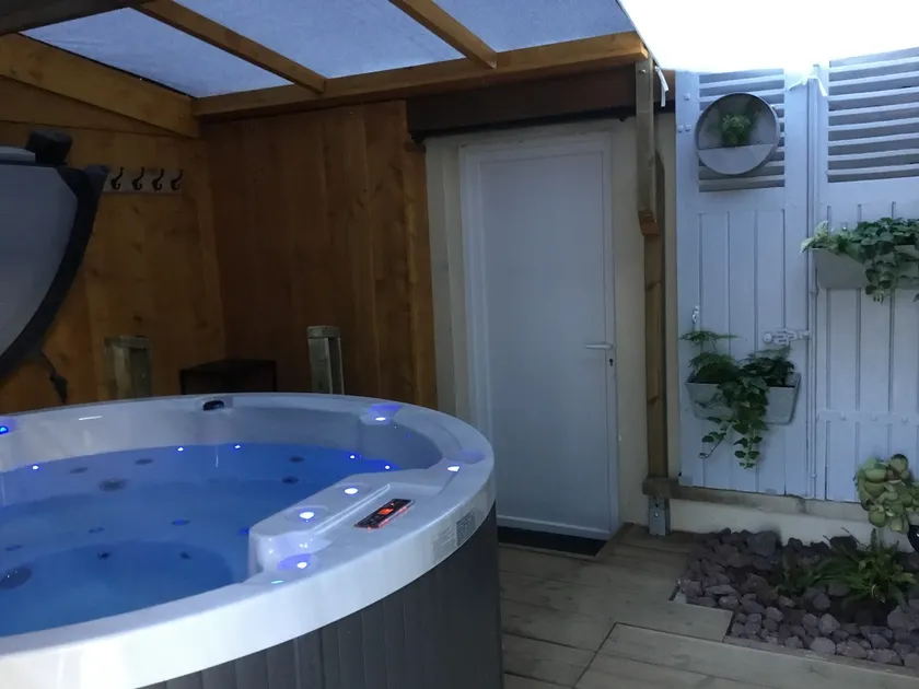 Guesthouse with Hot Tub / Spa Air-conditioned - Image 1