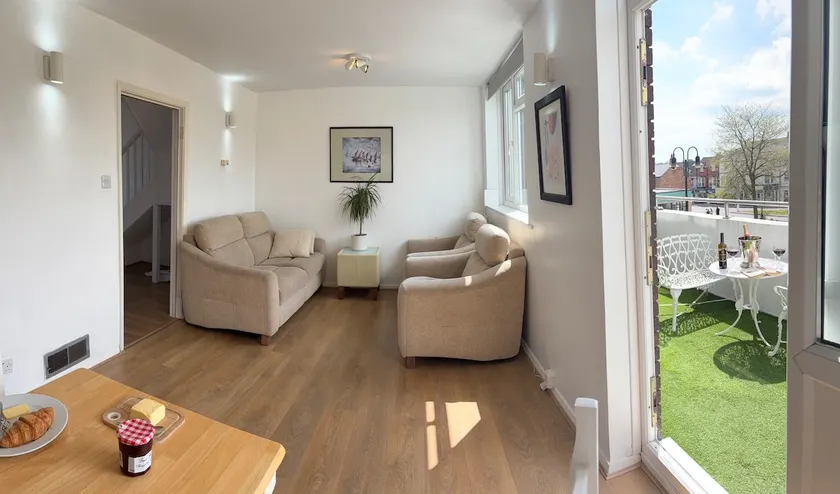 Central Kenilworth Flat | Walk to Waitrose & Cafés - Image 1