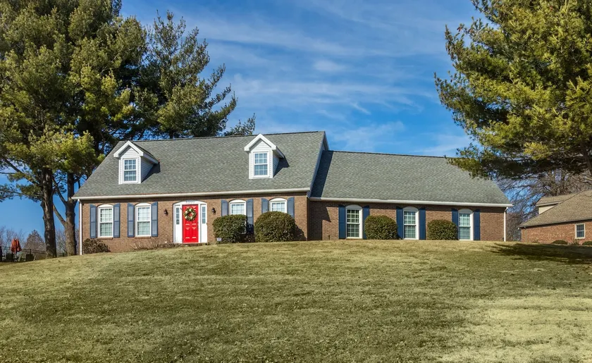 Red door house on hill. Sleeps 10 - Image 1