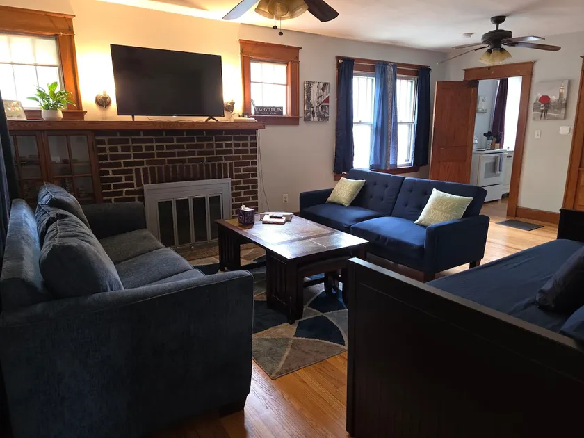 Clean Home ~ Sleeps 8 (2 floors) w/ parking & yard - Image 1