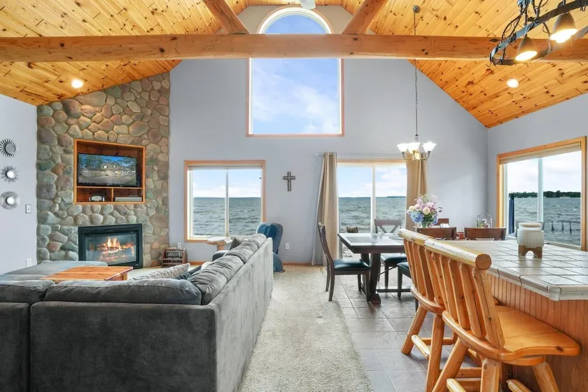 Beautiful Lakehouse - Image 1