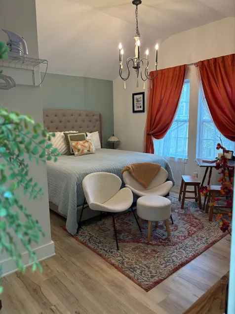 Stylish & Quiet guest suite with king size bed - Image 1