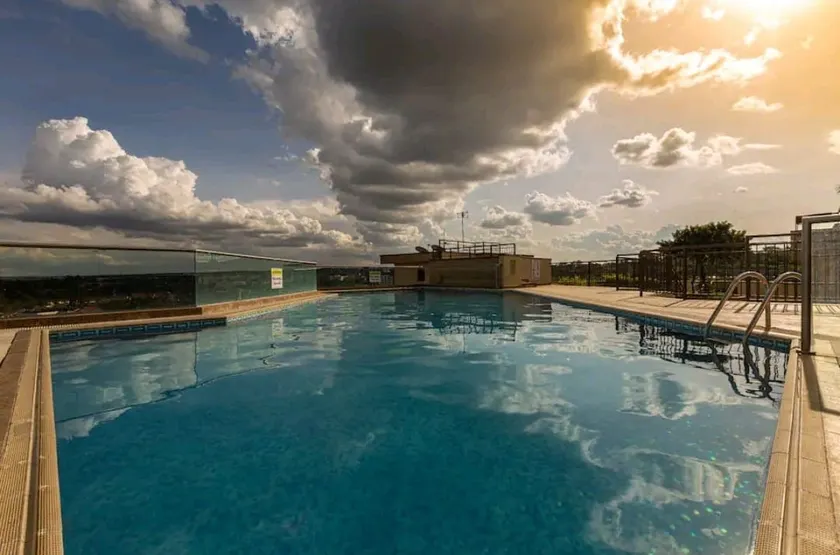 Stylish 1-bed Oasis! Rooftop Infinity Pool & Gym! - Image 1