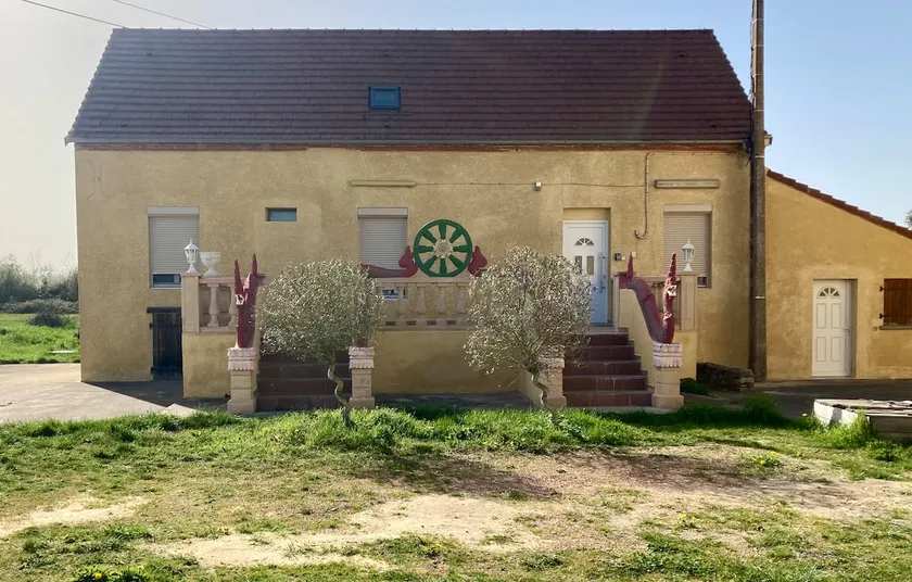 Large country house with terrace - Image 1