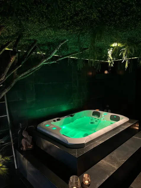 Suite Marie - Jacuzzi privé & sauna - Image 1