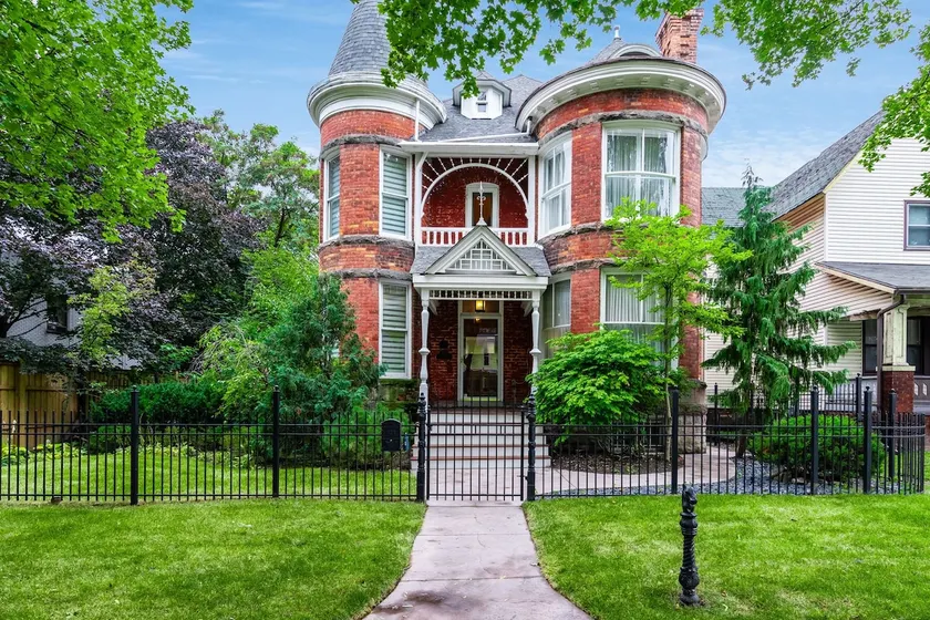 The Victorian on Victoria - Image 1