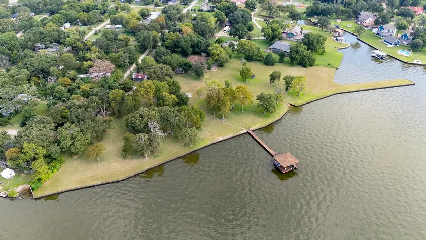 8 Bed / 3 Bath Lakefront Getaway - Image 1