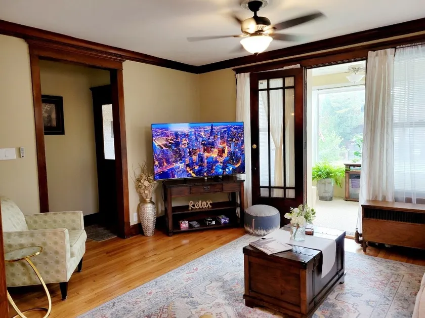 Beautiful,Spacious & sunny w/Parking-Logan Square - Image 1