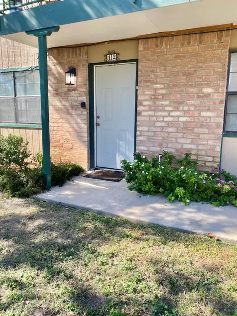 Centrally located and family-friendly, 2 bedrooms, 2 bathrooms - Image 1