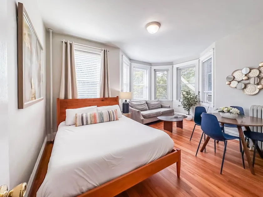 (F31) Fenway Park, 2 Beds, Sunny, Simple & Clean! - Image 1