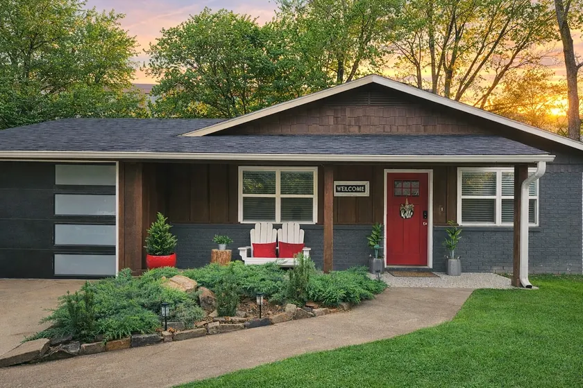 THE RED DOOR! Hot Tub, Splash Pool, Family escape! - Image 1