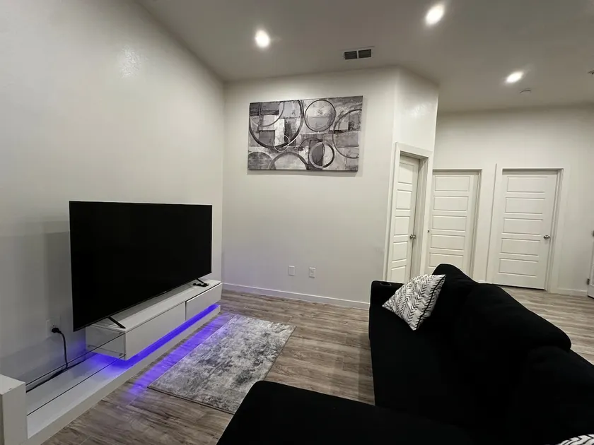 Modern Midtown Apartment (luxury mattresses!) - Image 1