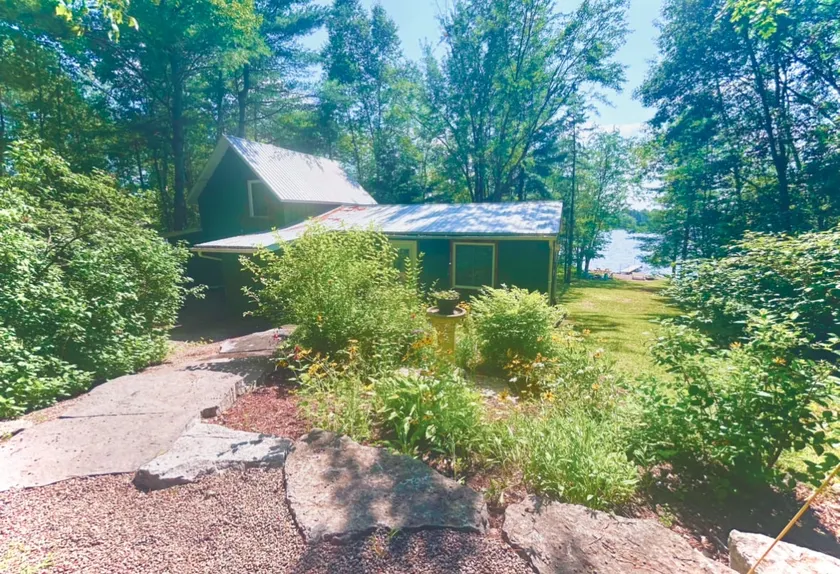 The perfect fall waterfront retreat•Algonquin park - Image 1