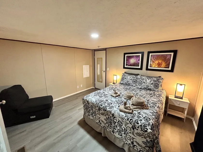 Central Pecos Suite – Peaceful Rest After Work - Image 1