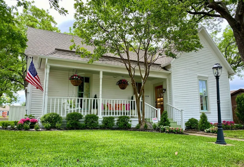 1883 Boutique Bungalow - Image 1