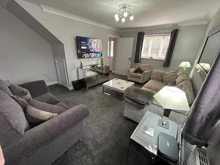 Spacious House To Accommodate 6 - Image 1
