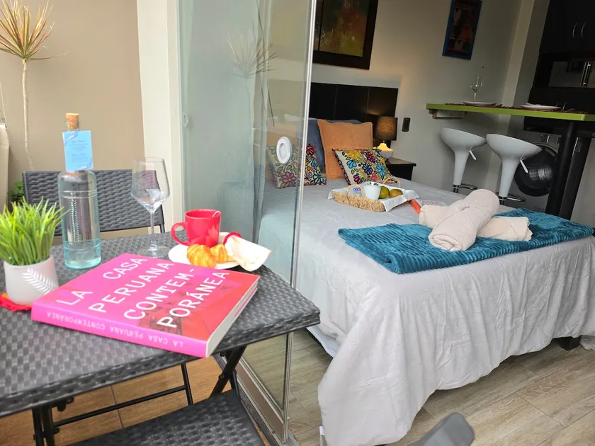 Suite with balcony steps from the Malecón and Larcomar - Image 1