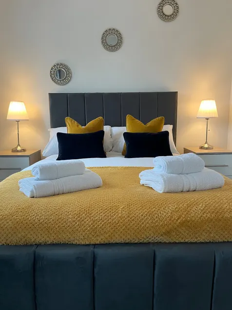 Lingfield House - Spacious 3 Bed Home From Home in Burton - Image 1