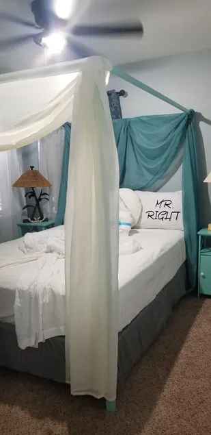 Seaside retreat in romantic room - Image 1