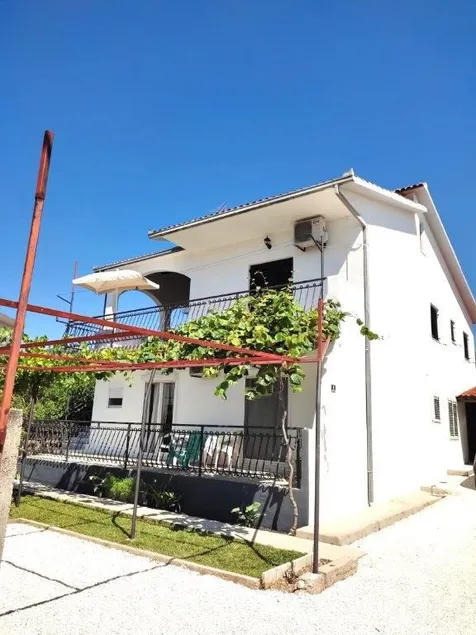 Sea Apartment – free parking, 3 bedrooms, terrace - Image 1