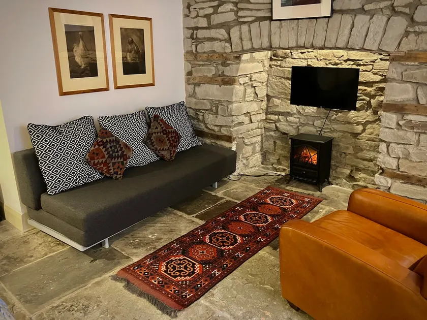 Lion’s Den Studio | stylish town centre apartment - Image 1