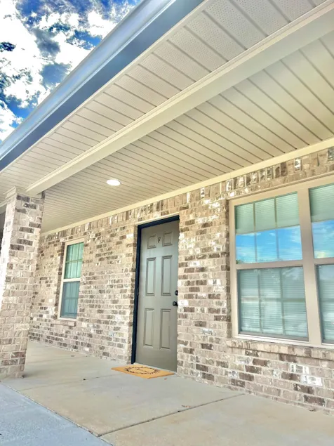 Apartment F on Glendale - Image 1